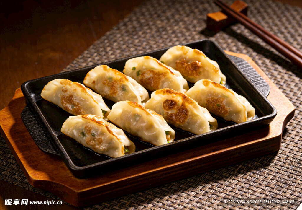 美味煎饺摆放在盘中