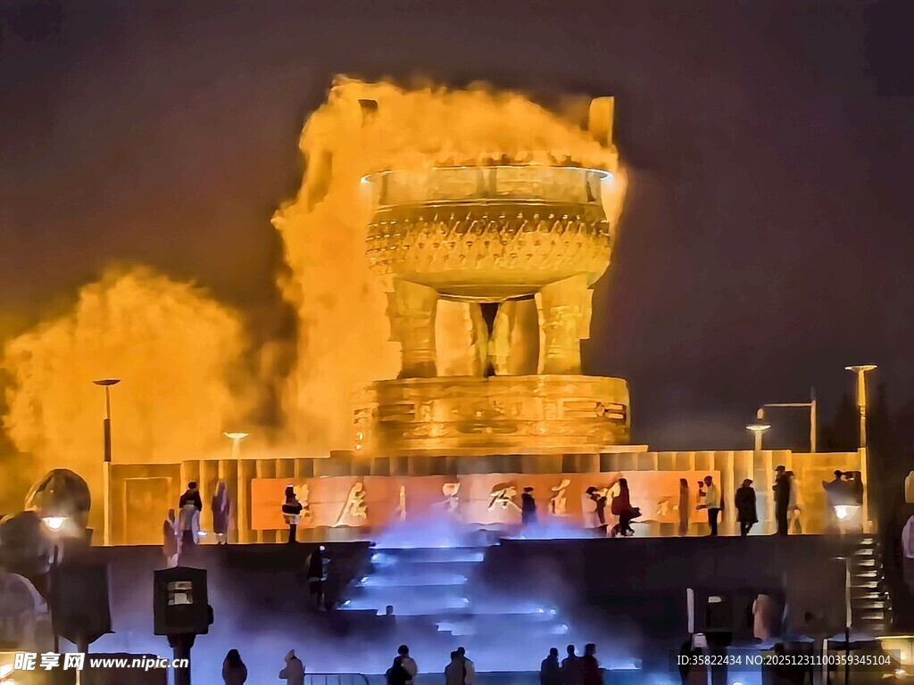 夜晚壮观的古老建筑景观