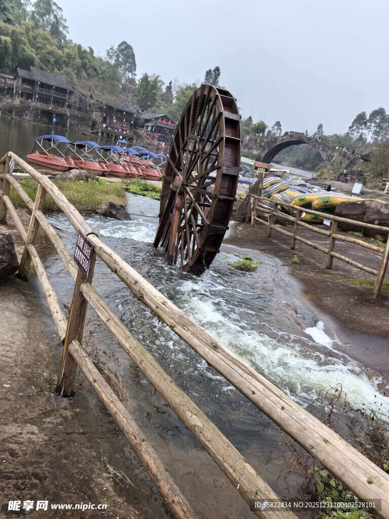 古朴水车景观