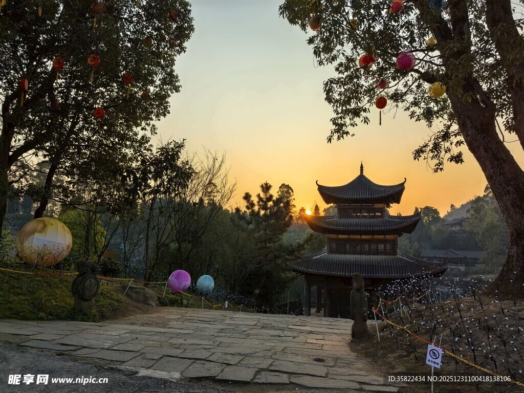 夕阳下的中式园林景致