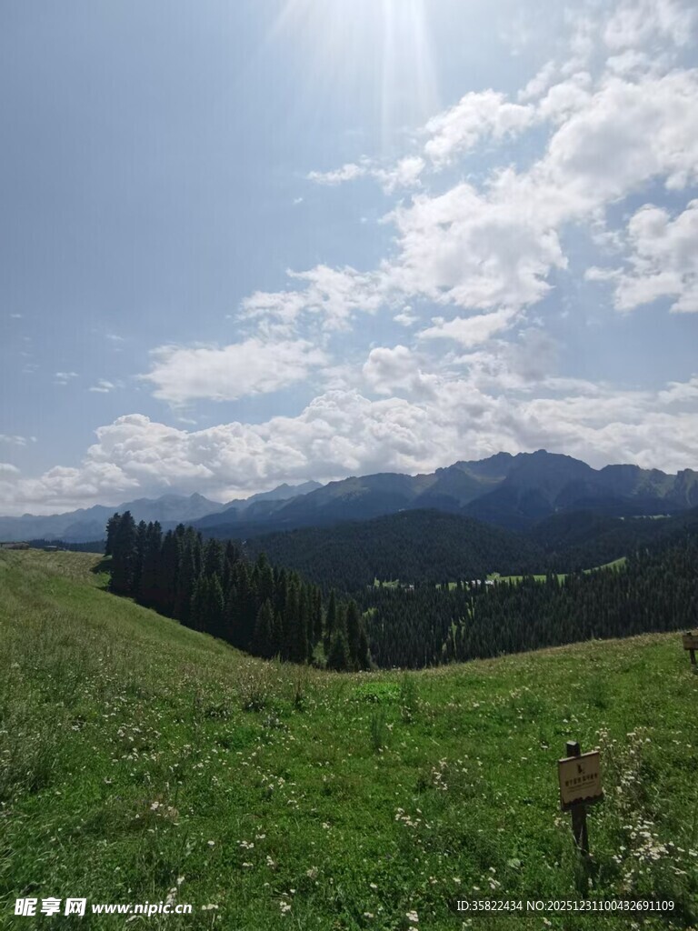 草原风光 远山与蓝天白云