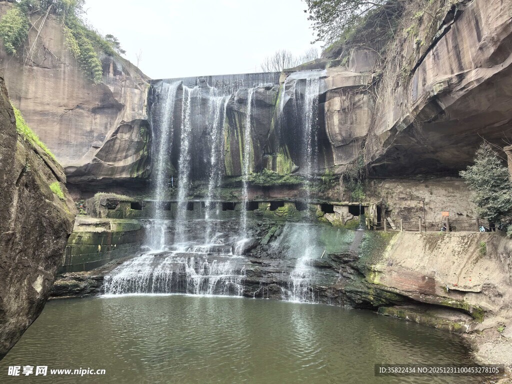 山间瀑布下的清幽水潭