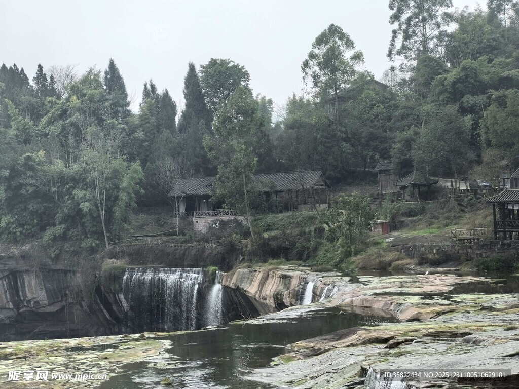 山间瀑布与葱郁树林景观