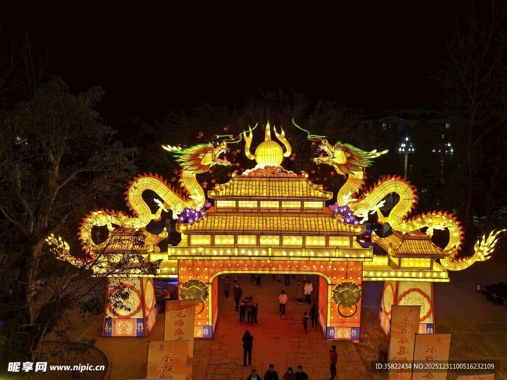 龙形彩灯装饰的华丽门楼