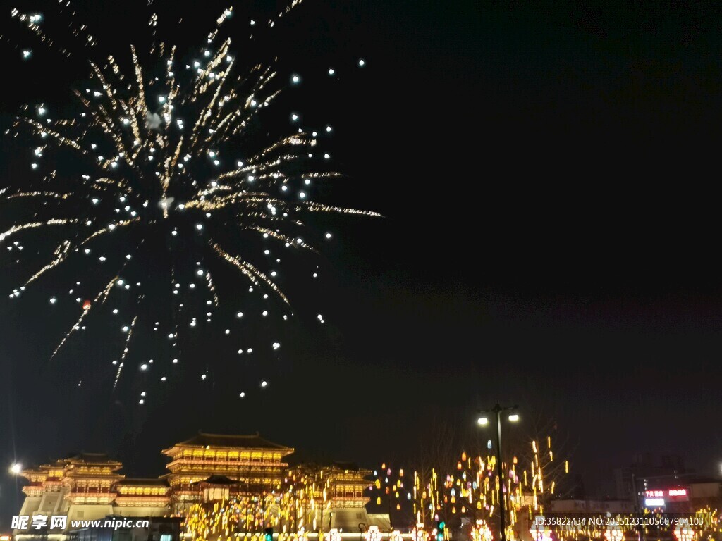 城市夜空绽放绚丽烟花