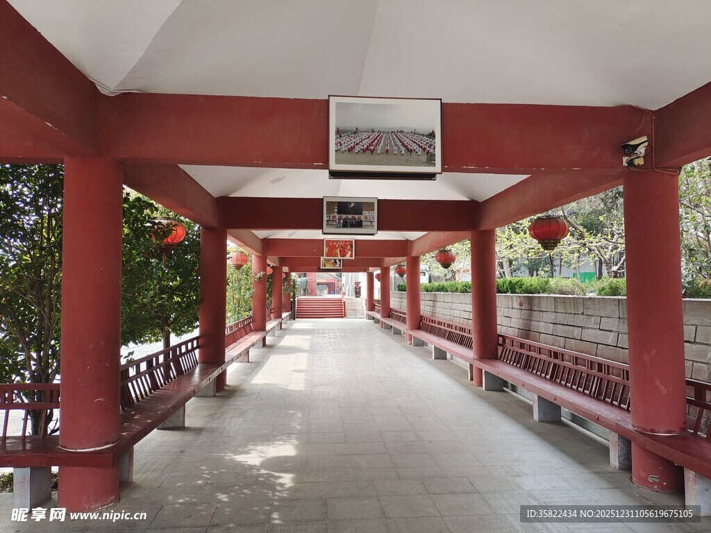 中式长廊 红柱白顶景致美