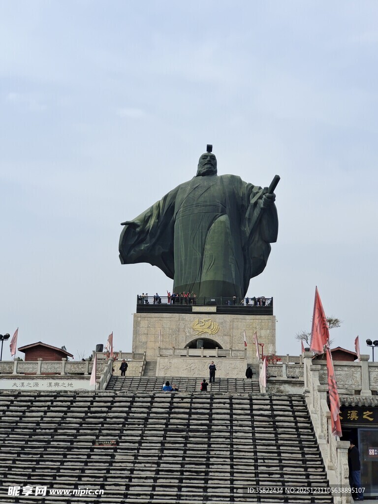 巨大关公雕像屹立于建筑前