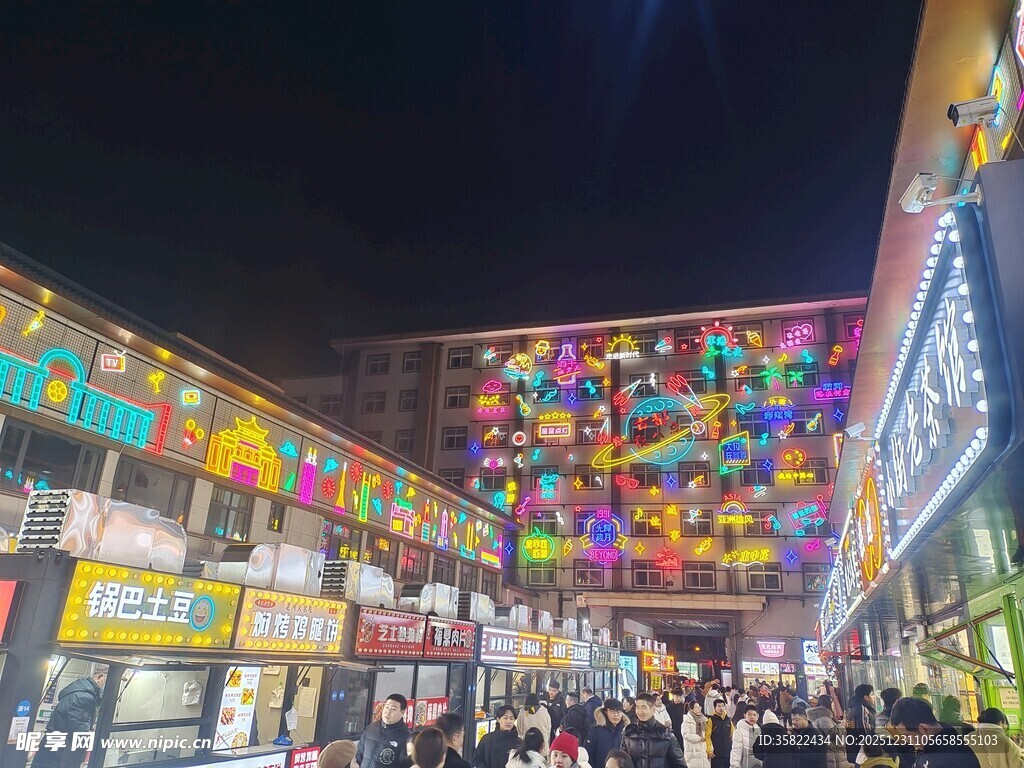 热闹夜市 璀璨灯火人潮涌