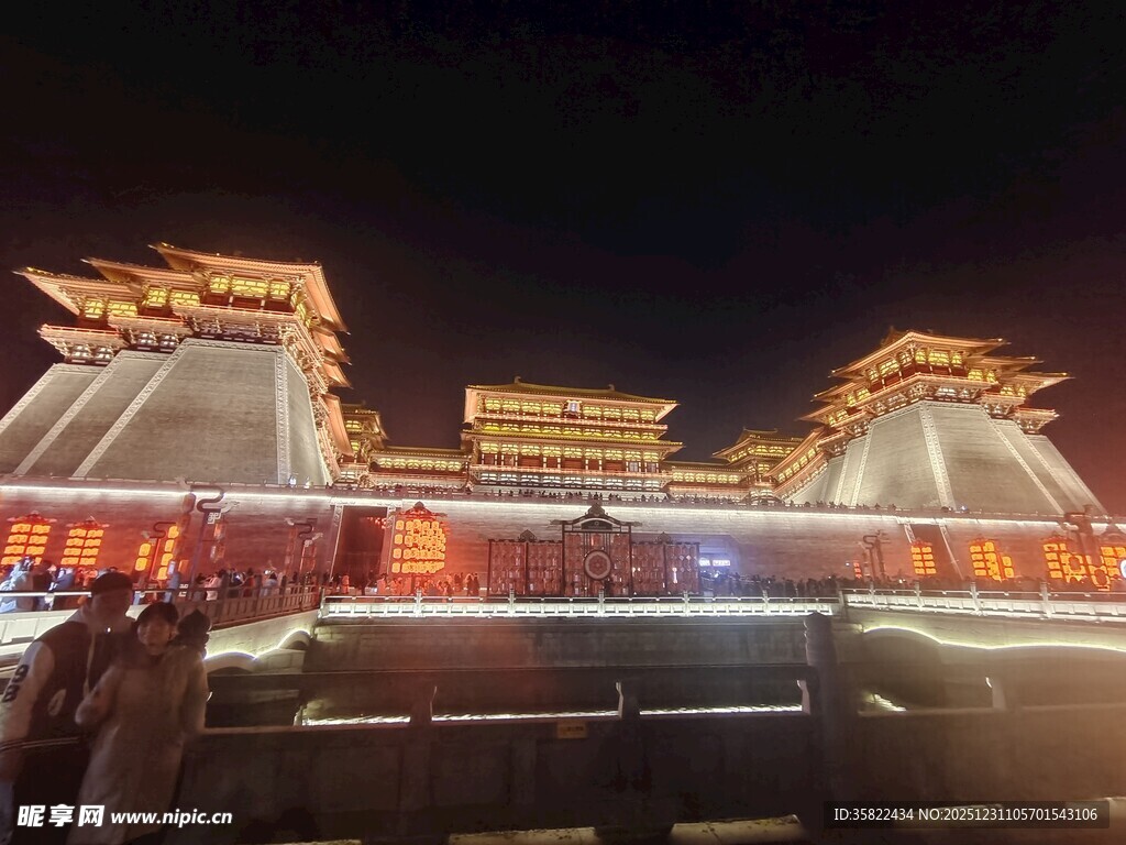 夜晚璀璨的中式古建筑景观