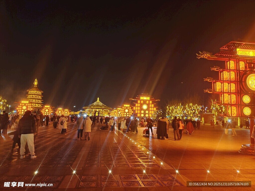 古城夜景下的热闹街道