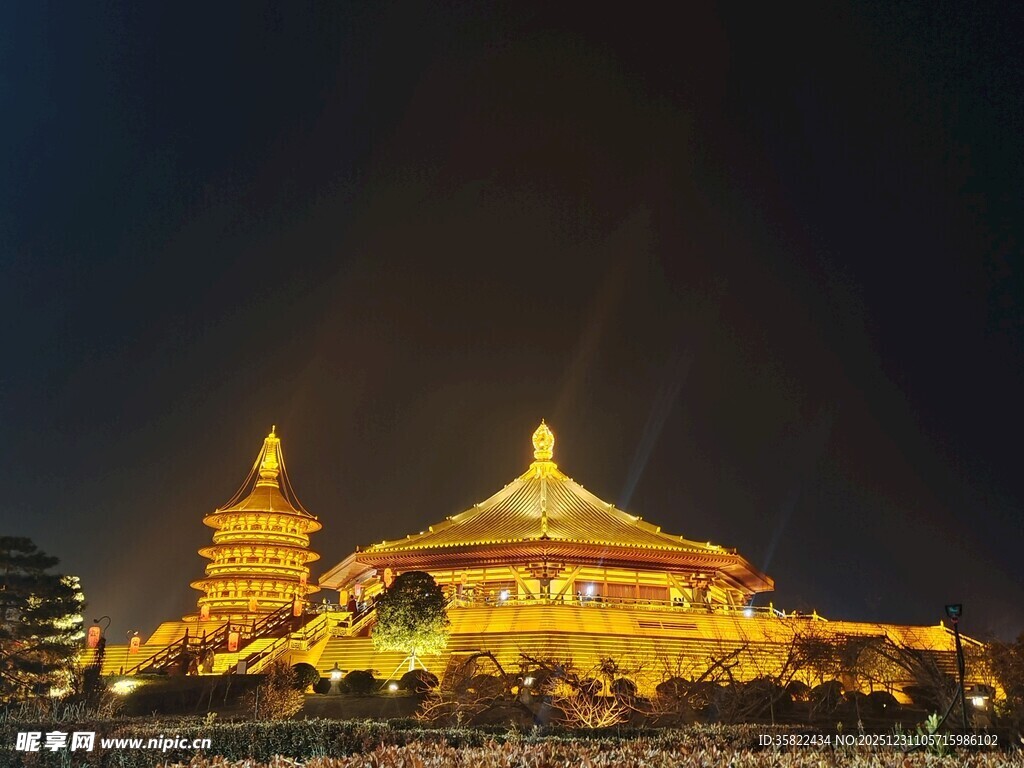 夜晚璀璨的中式古建筑