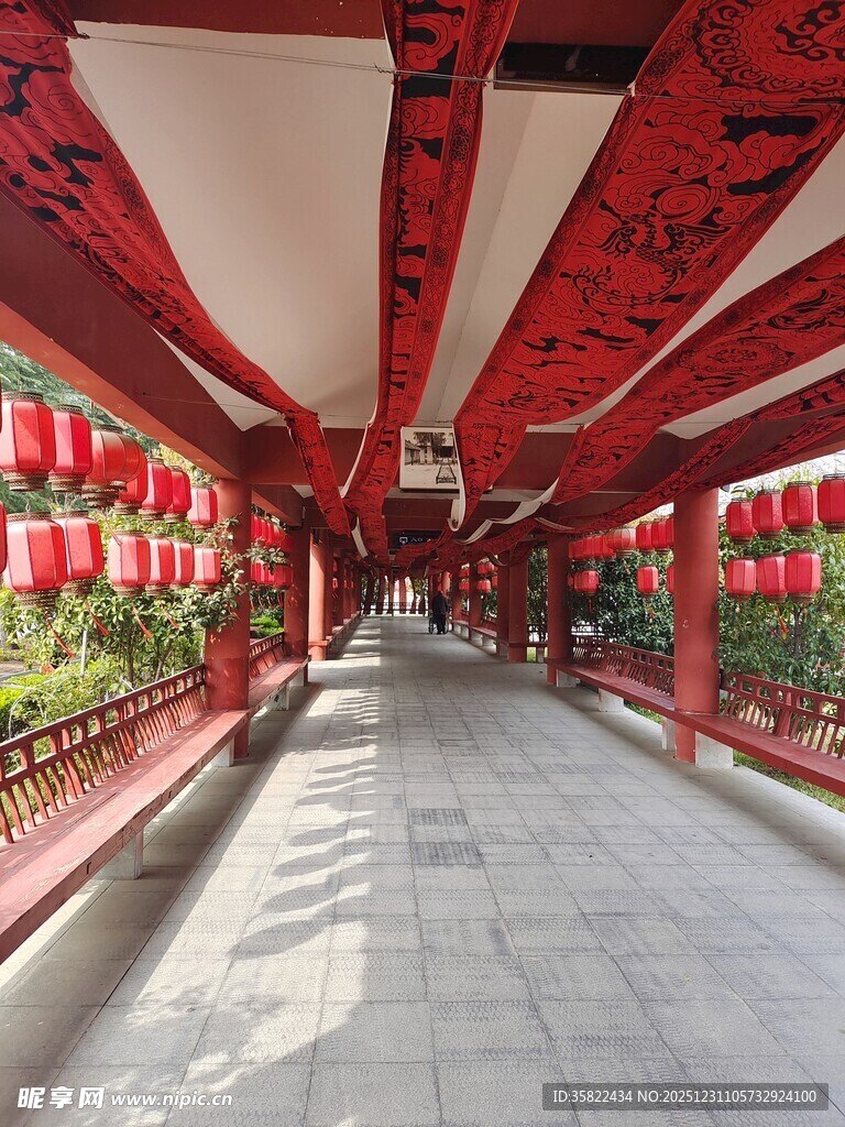 中式长廊挂红灯笼美景