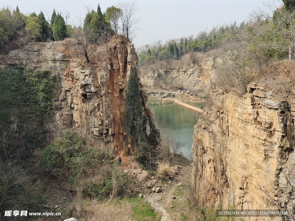 峡谷河畔的壮丽自然景观