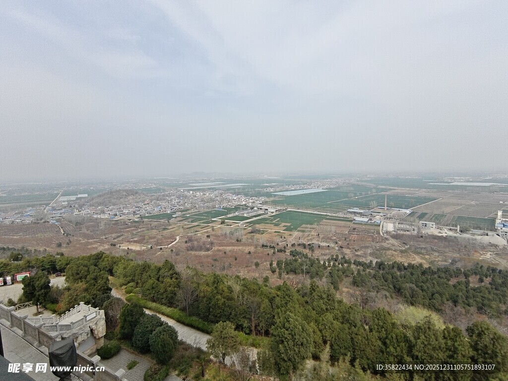 俯瞰葱郁山林与开阔远景