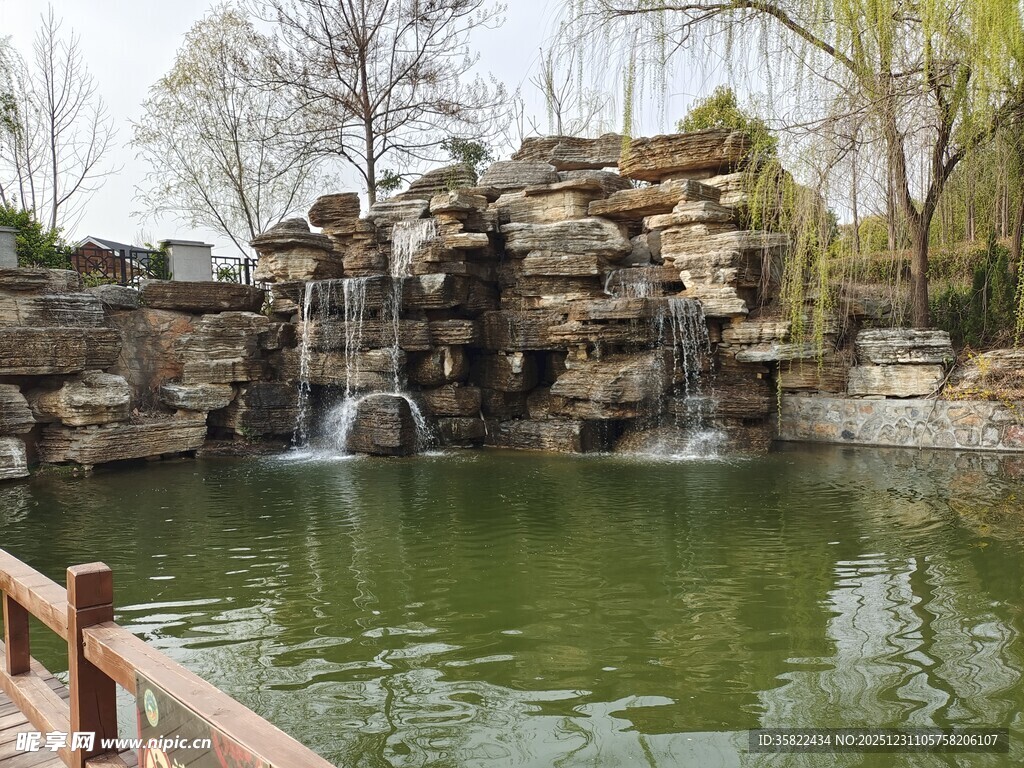 园林中式水景假山瀑布