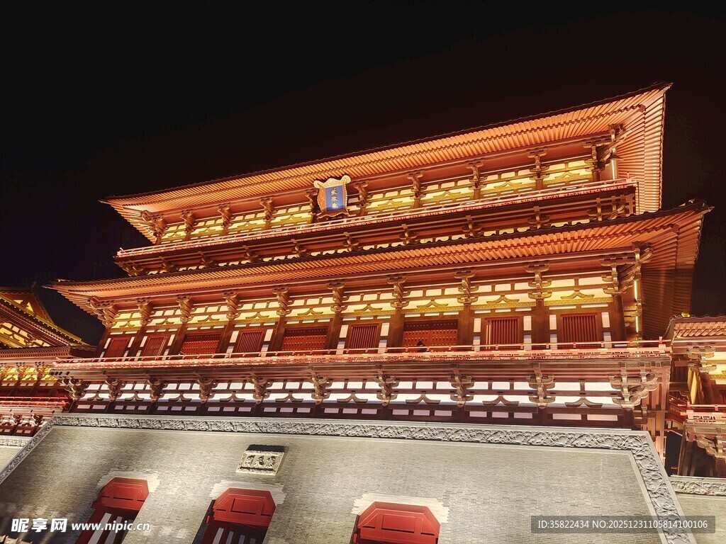 夜晚古色古香的中式建筑