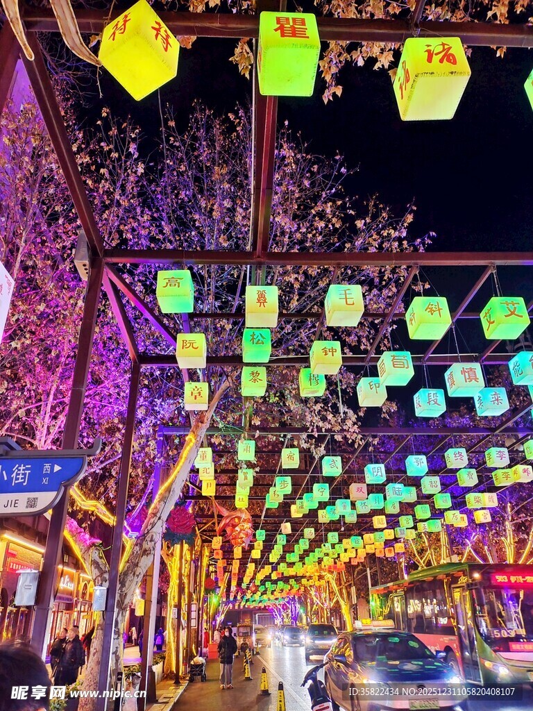 街道彩灯装饰夜景璀璨