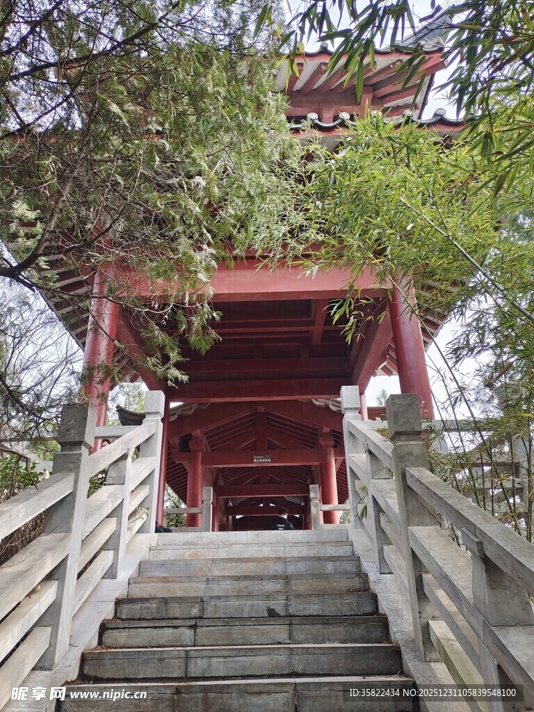 古寺红亭下的石阶景致