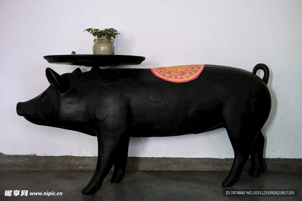 黑色猪形装饰雕塑