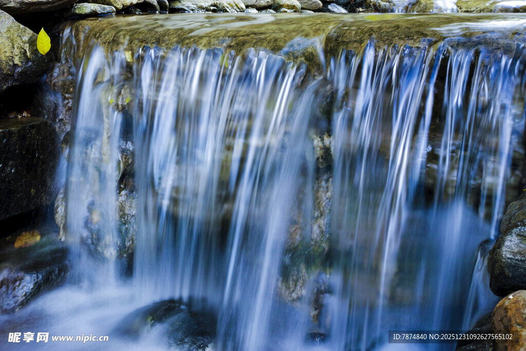 山间小瀑布流水景致