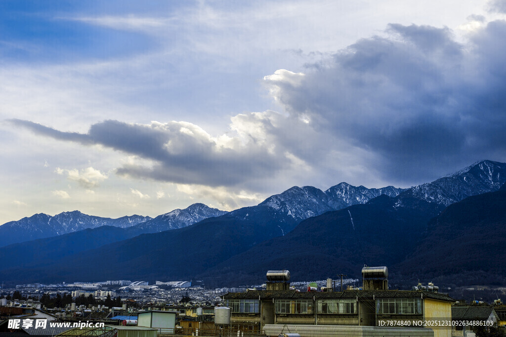 山城远景 云绕山峦