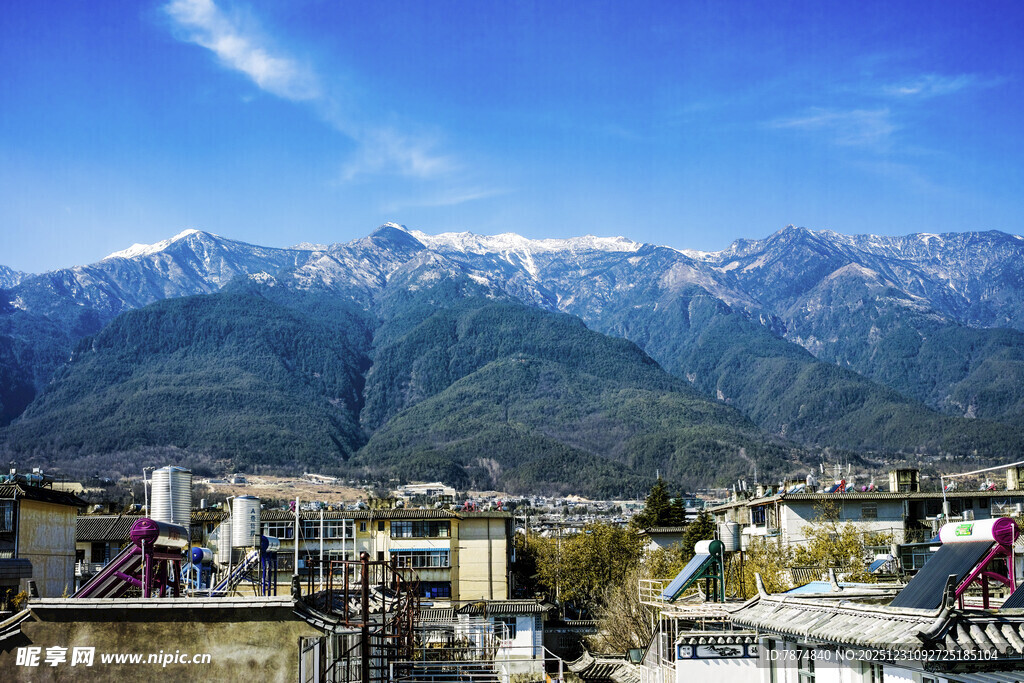 山城繁华与远山雪景相映