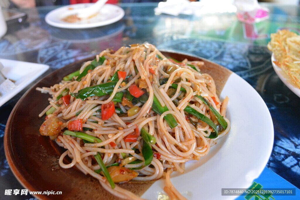 美味凉拌面 色彩诱人