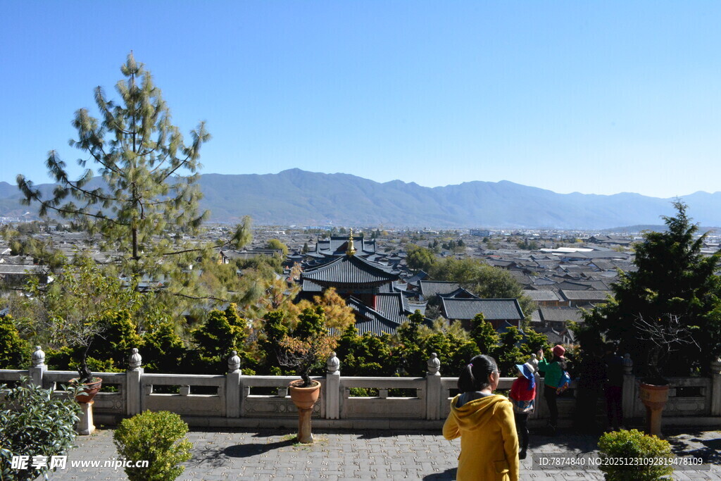 庭院外的远山景致