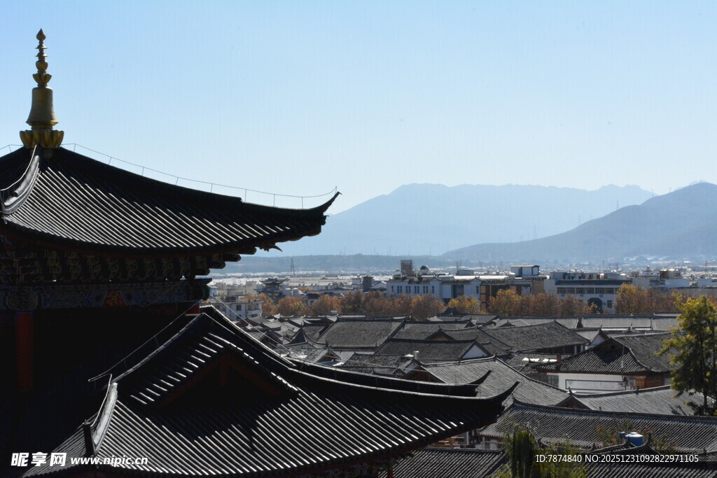 古建屋顶俯瞰秀丽山水景
