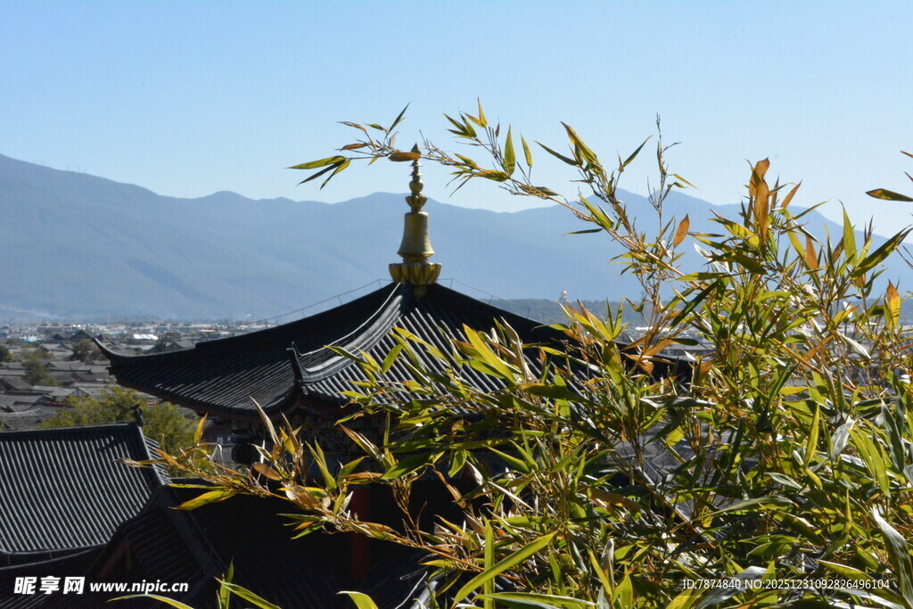 古建旁翠竹与远山景致