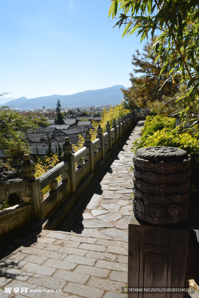 古雅石径旁的中式围栏景观