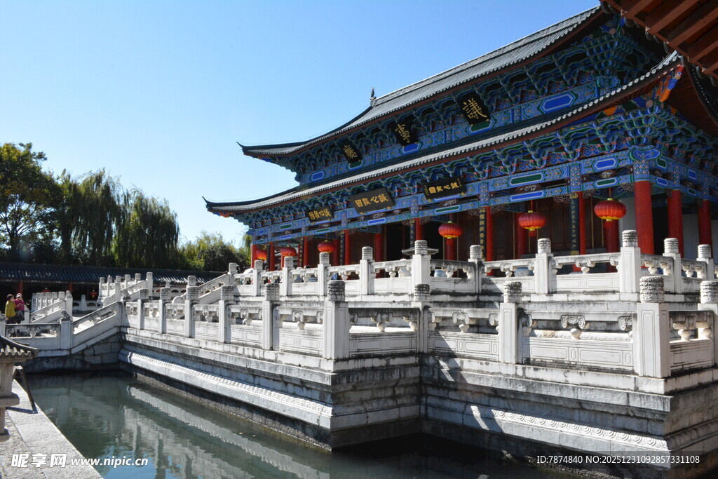 中式古建筑临水而立