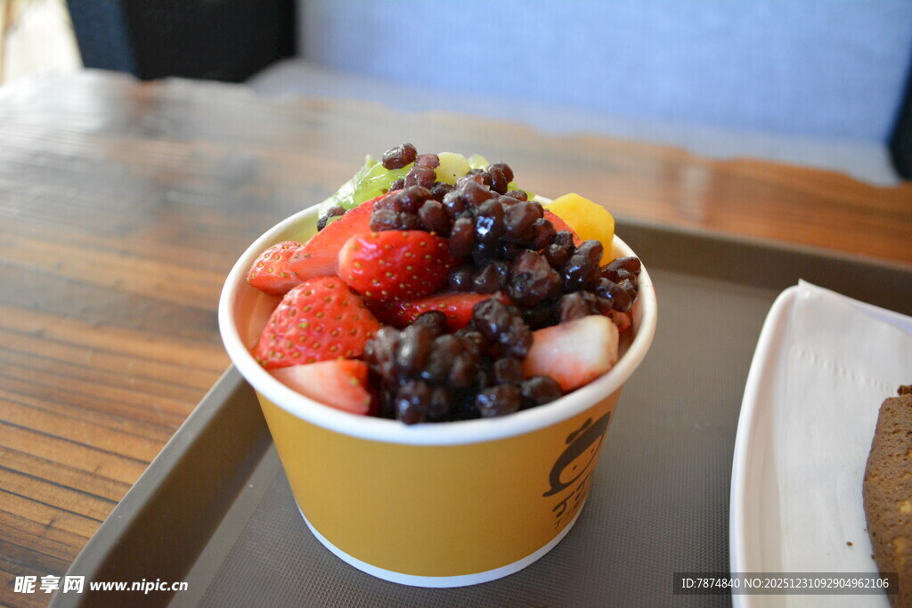 美味多彩水果冰沙杯