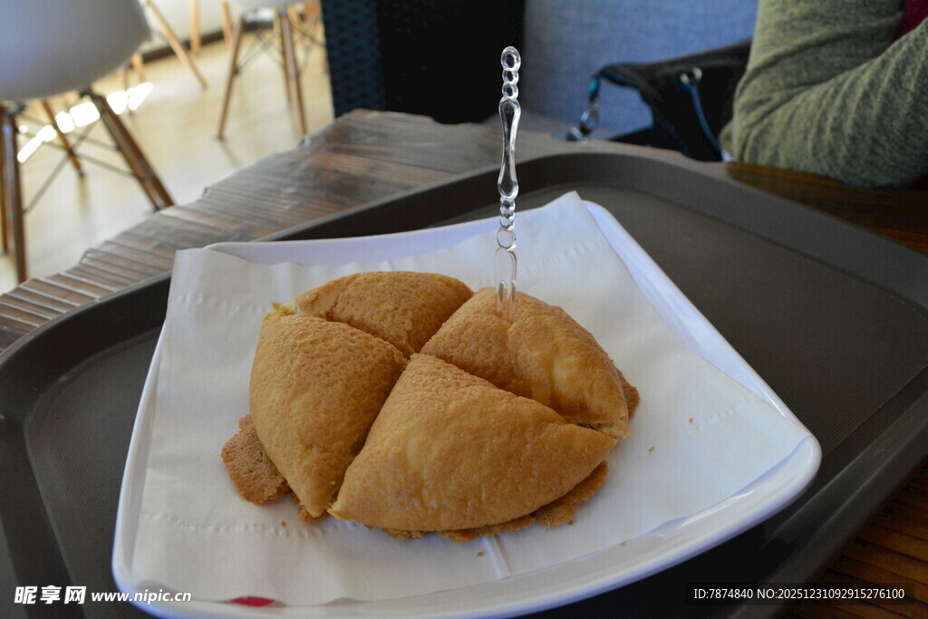 方形盘中的切块糕点