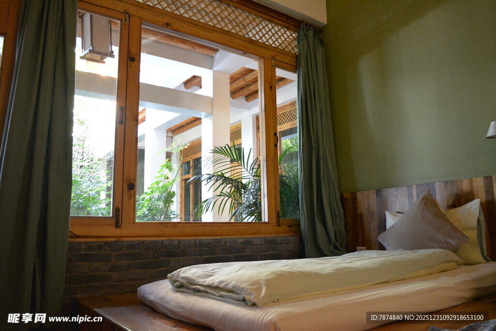 温馨卧室 窗外绿意景致