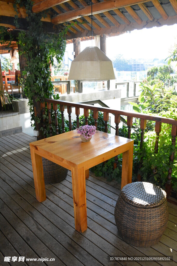木质露台桌椅惬意小角落