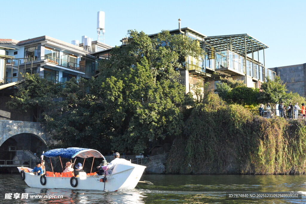 河畔小船与岸边房屋景致