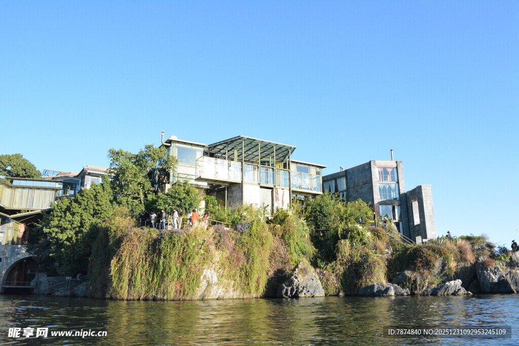 河畔绿植环绕的特色建筑