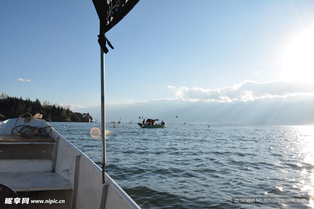乘船游于波光粼粼水面