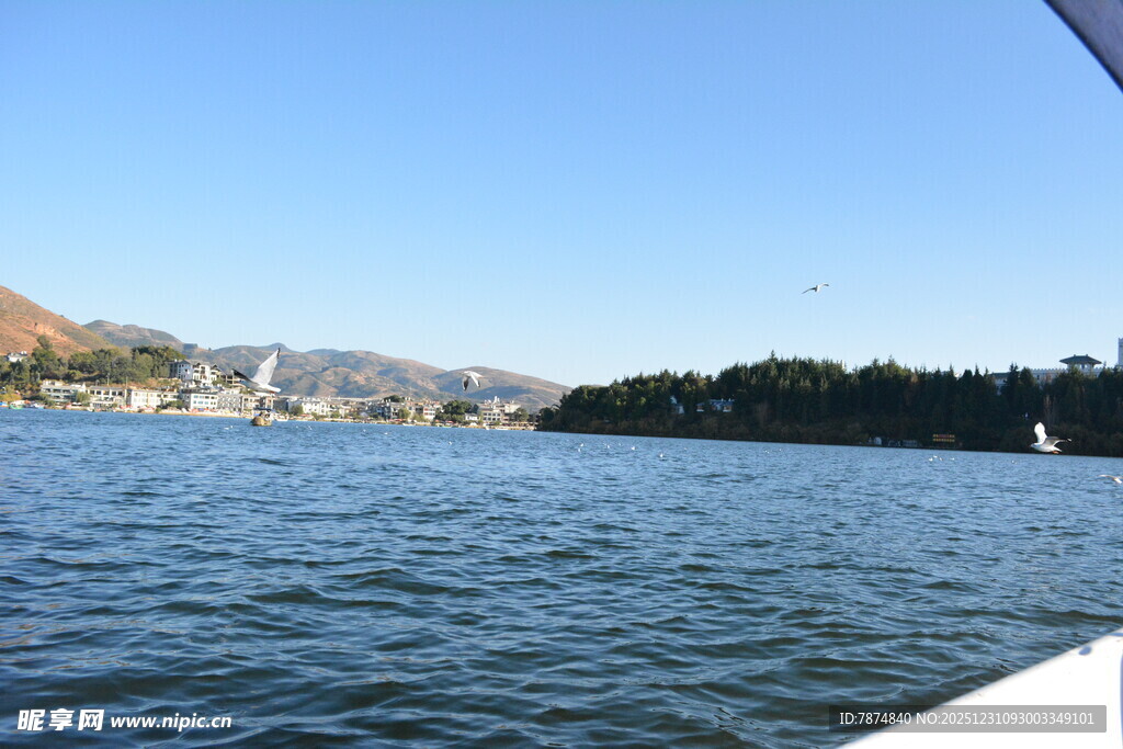 湖光山色中的开阔水域