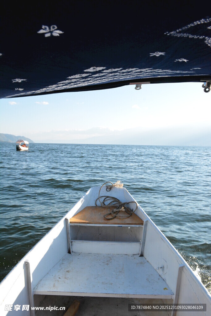 乘船于海面的开阔景象