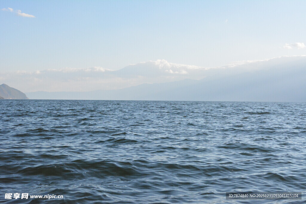 广阔海面与远处山峦景色