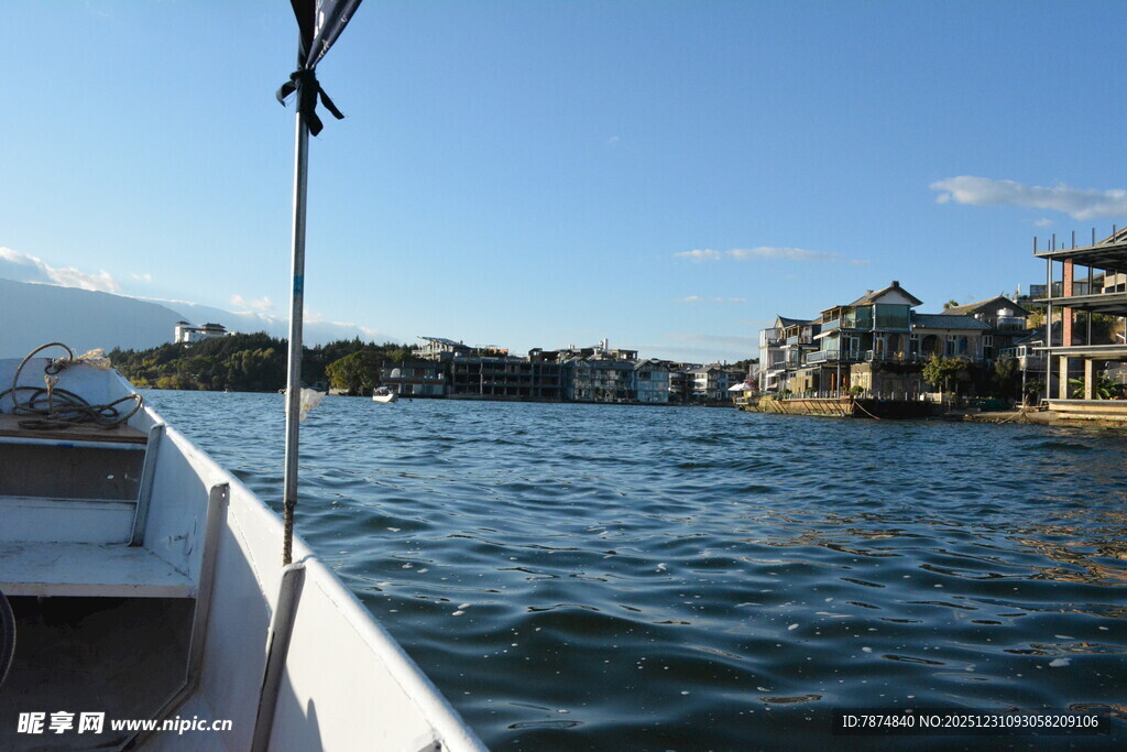 乘船赏河畔风光