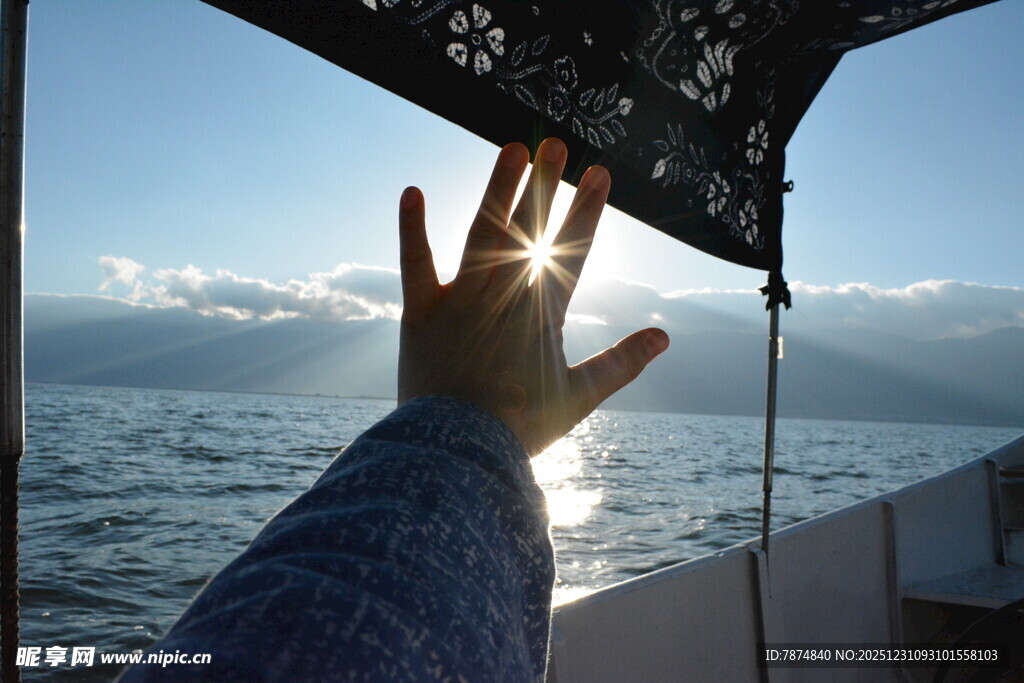 海上伸手指向天空的瞬间