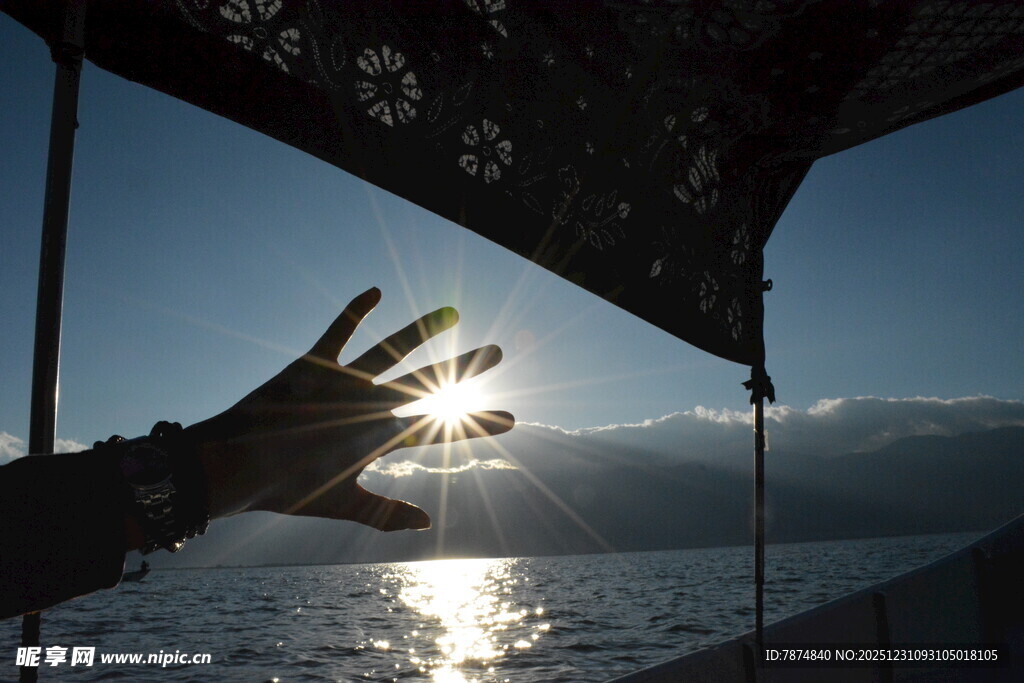 手触阳光 邂逅海上美景