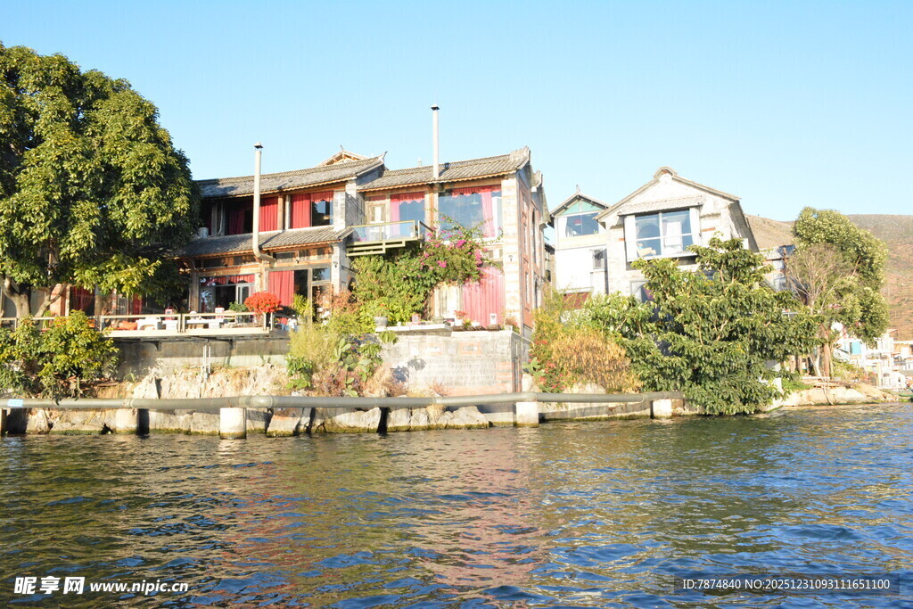 河畔多彩房屋风景