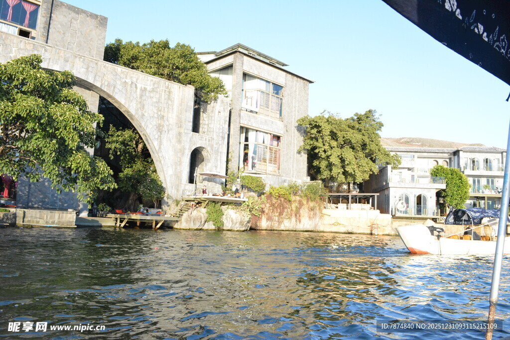 水上石拱桥与沿岸建筑