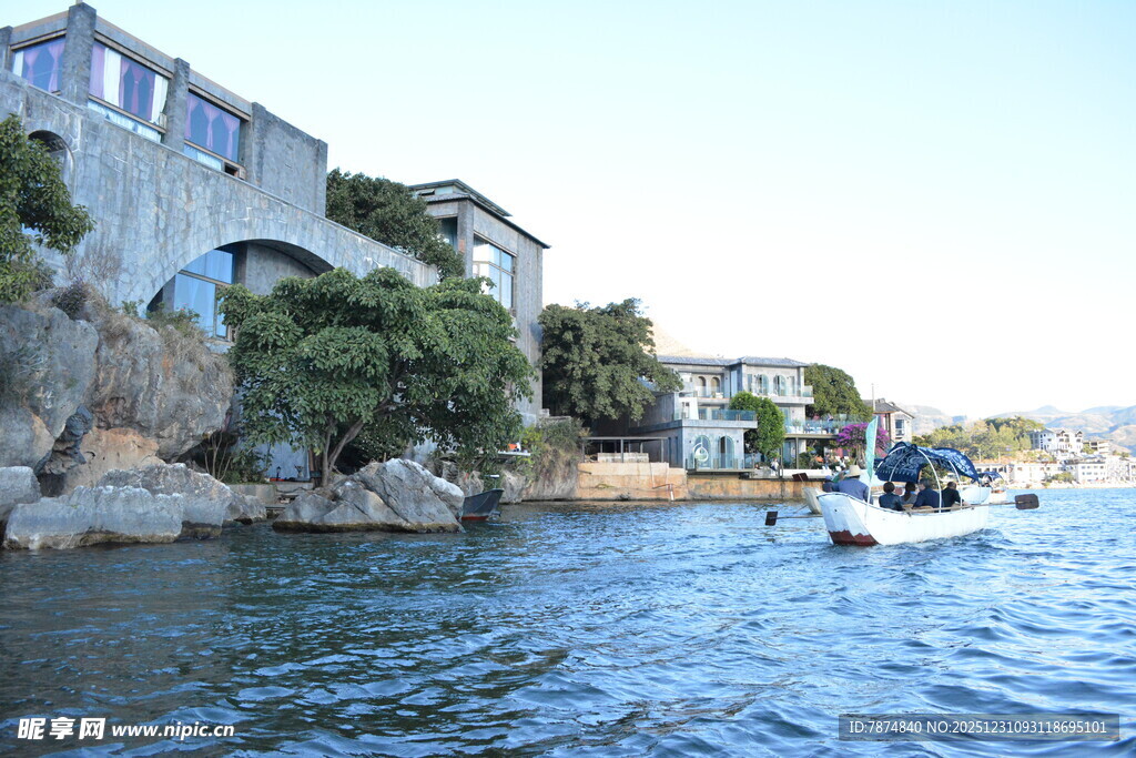 河畔景致 小船悠游于岸边