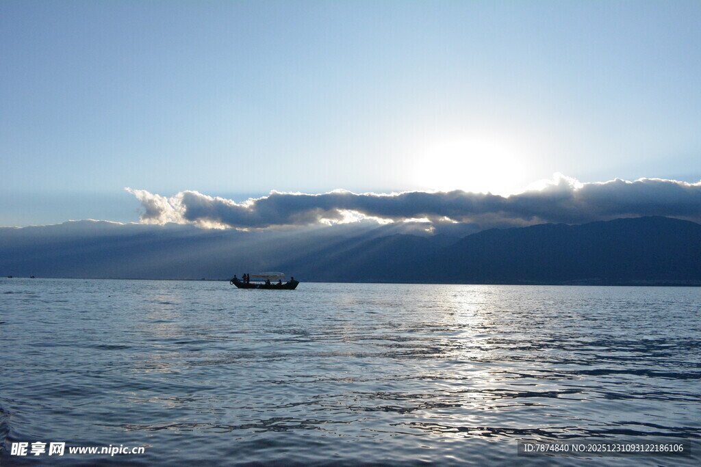 海上日出小船景致