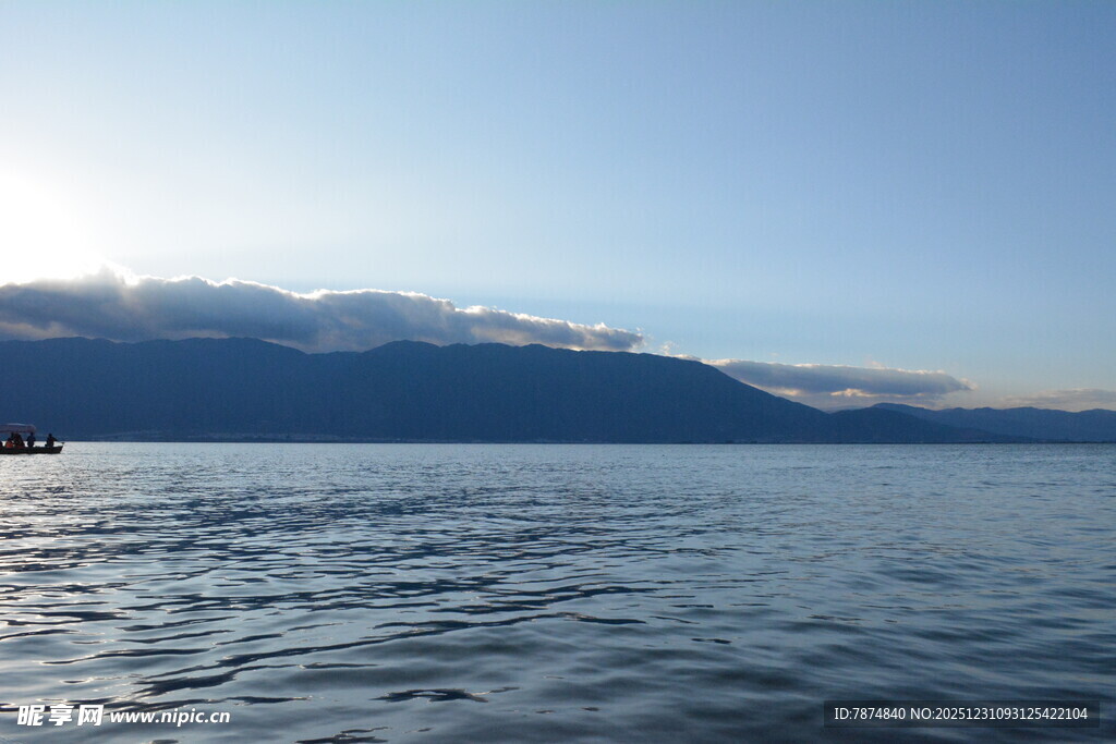 宁静湖面与远处山峦